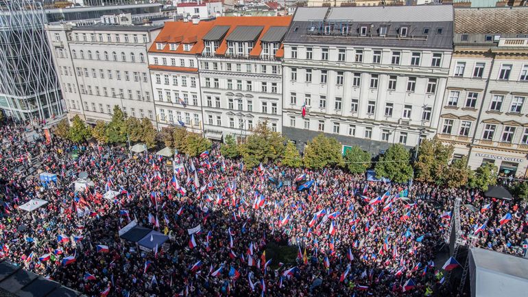 Guerre en Ukraine : à Prague, des milliers de manifestants s'opposent aux sanctions contre la Russie