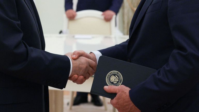 Zelensky informé des discussions entre Poutine et l'émissaire de Trump qui ne devrait pas empêcher les sanctions