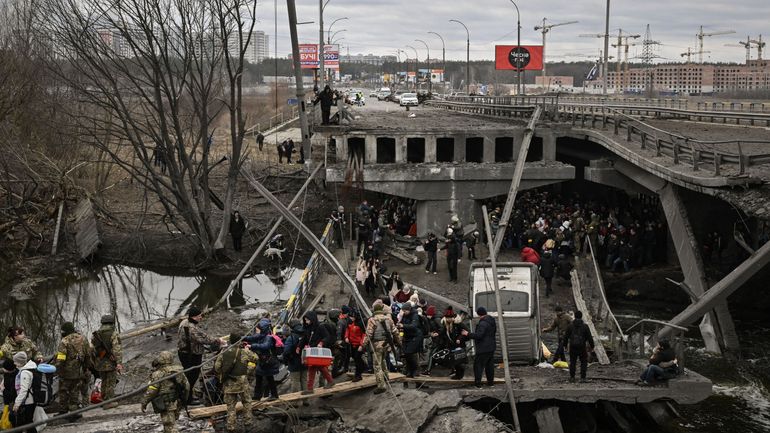 Guerre en Ukraine : Moscou cible ponts et voies ferrées pour ralentir les livraisons d'armes à l'Ukraine