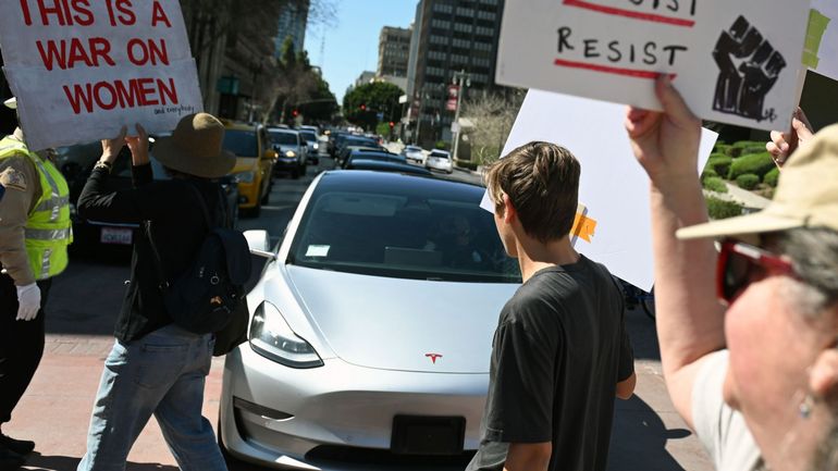 Etats-Unis : Tesla plonge en bourse, sa valorisation divisée par deux depuis l'élection de Trump