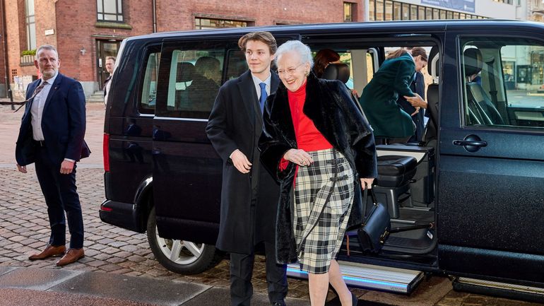 La reine du Danemark Margrethe II annonce qu'elle abdiquera le 14 janvier, le prince Frederik lui succédera