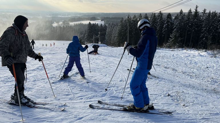 Les pistes de luge et de ski alpin sont ouvertes à Ovifat grâce au canon à neige (vidéo & photos)