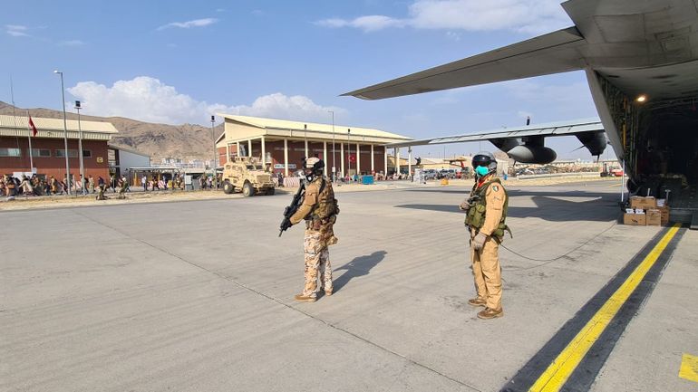 Crainte d'une attaque de l'EI, défi logistique : l'aéroport de Kaboul, épicentre d'une crise humanitaire
