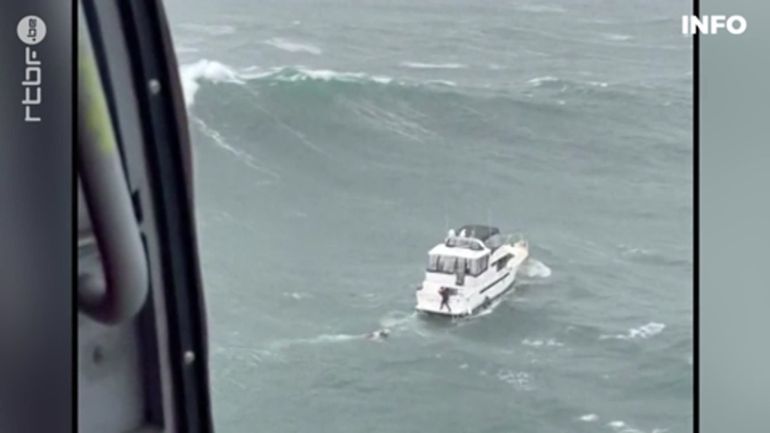 États-Unis : une vague géante renverse un yacht lors d'un sauvetage