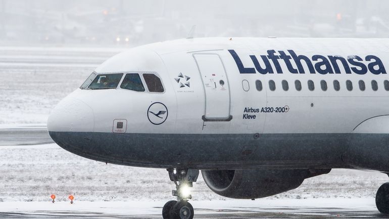 La compagnie allemande Lufthansa annonce une hausse des prix de ses billets d'avion