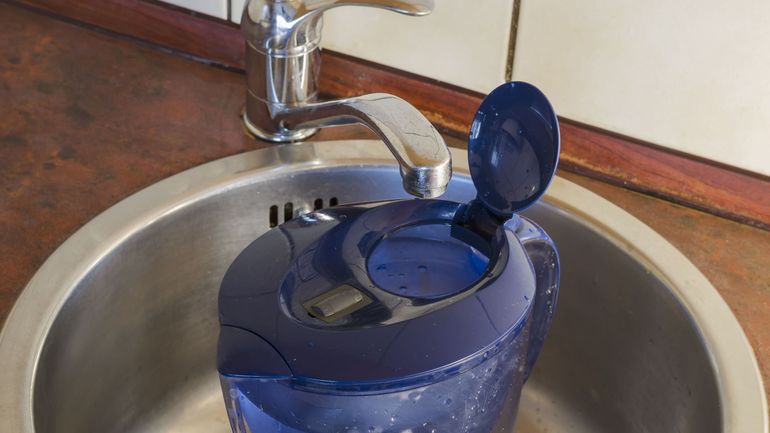 Ma carafe filtrante peut-elle éliminer les PFAS présents dans l'eau du robinet ?