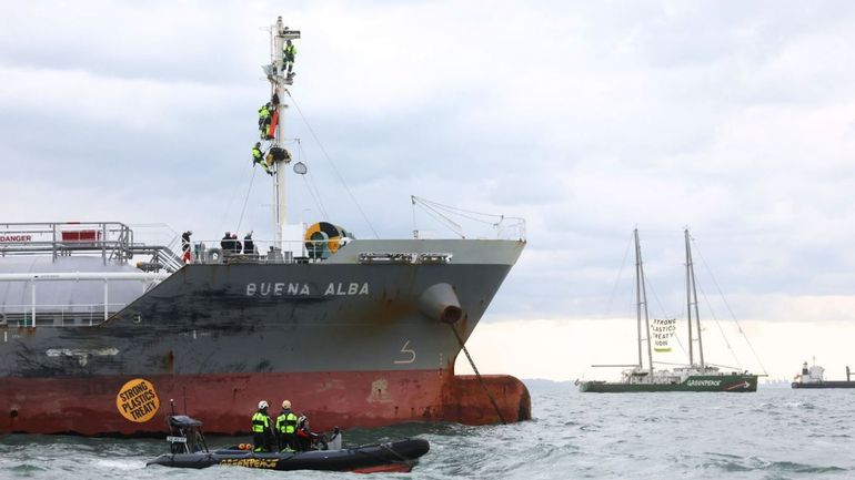 Corée du Sud : des militants de Greenpeace abordent un navire pétrochimique chargé de produits chimiques plastiques toxiques