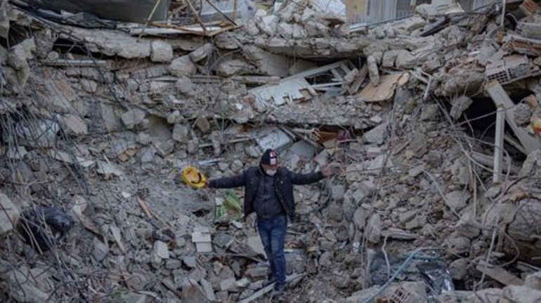 Séisme en Turquie et en Syrie : un garçon de 12 ans, vivant après 260 heures sous les décombres, la plupart des opérations de sauvetage suspendues