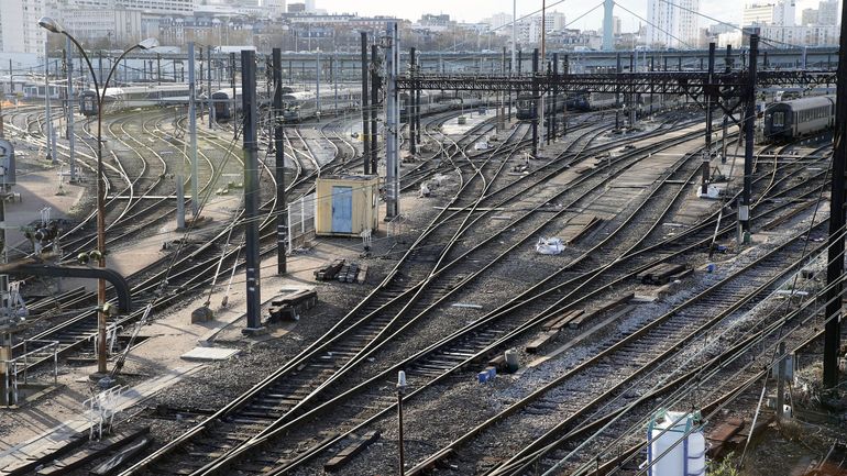 France : tag de croix gammée et échange de tirs dans une gare de Paris