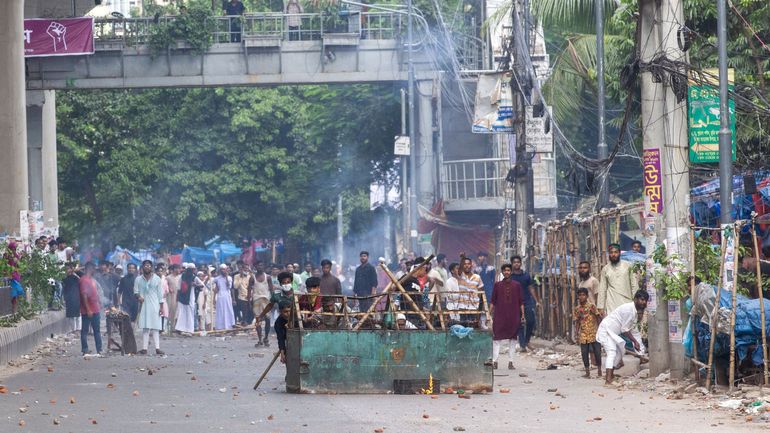 Violences au Bangladesh : des manifestants libèrent des détenus et incendient une prison