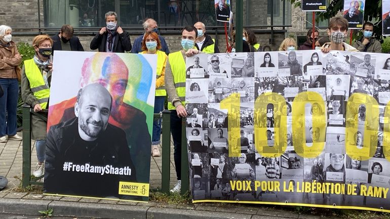 Le triste anniversaire de Ramy Shaath, militant des droits humains, célébré face à l'ambassade d'Egypte à Bruxelles