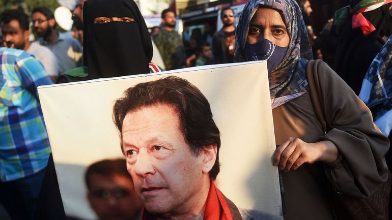 Elections au Pakistan : le parti de l'ancien Premier ministre Imran Khan en tête, le chef de l'armée appelle à rompre avec l'