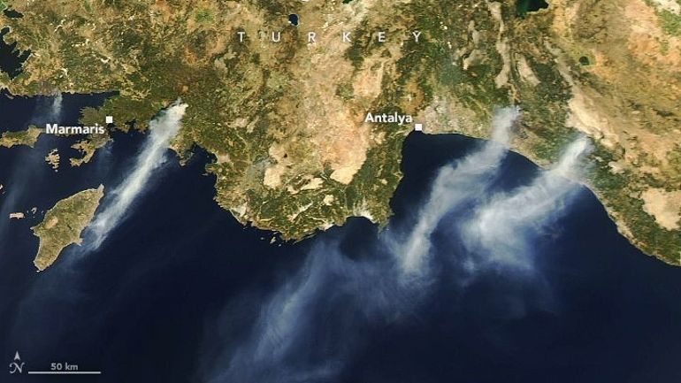 Les incendies qui ravagent le sud de la Turquie et la Grèce photographiés depuis le ciel