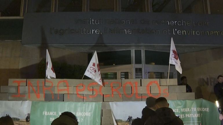 Paris : des agriculteurs érigent un mur devant l'Institut national de la recherche pour l'agriculture