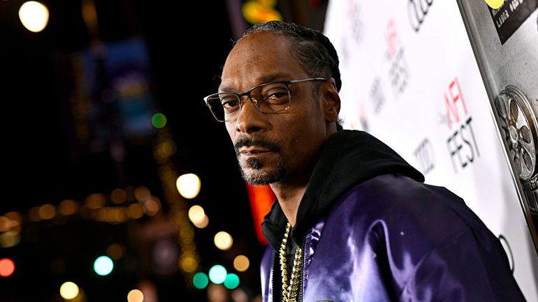 Le rappeur Snoop Dogg, grand amateur de cannabis, dit arrêter de fumer