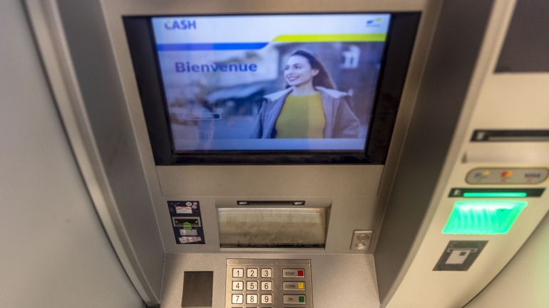 Le Belge utilise moins de cash mais peste tout de même contre le peu de distributeurs