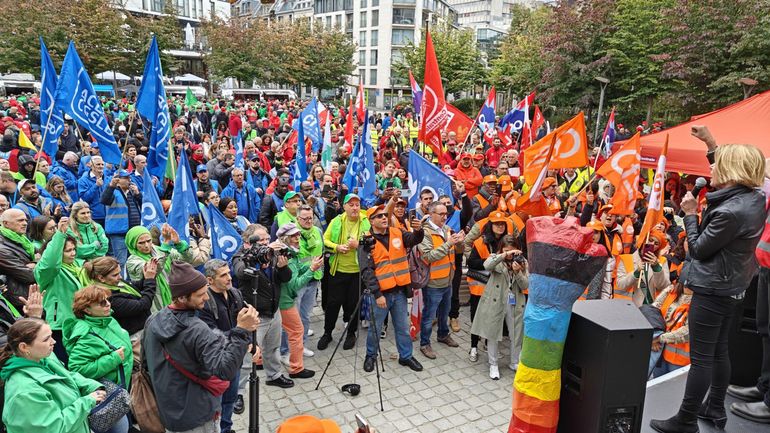 Sécurité, horeca, nettoyage : des centaines de travailleurs européens appellent à une réforme des marchés publics