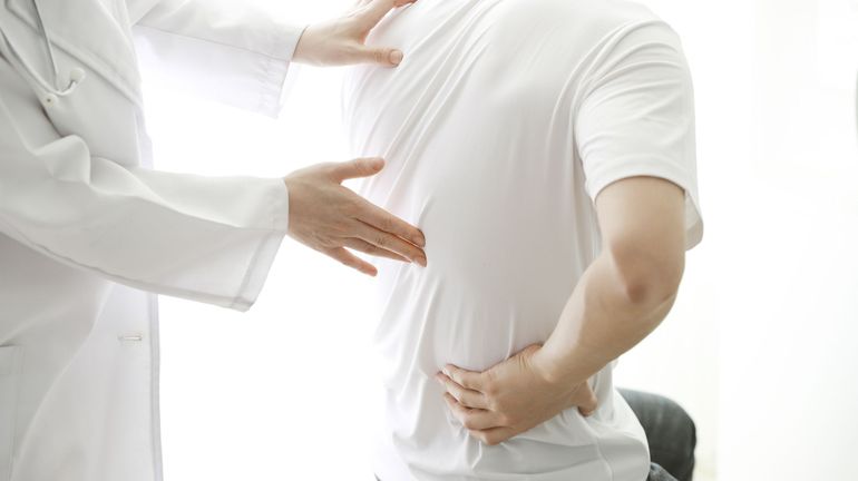 Douleurs au dos : une réforme pour réduire le nombre d'opérations