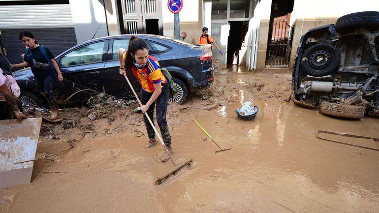 Inondations en Espagne : au moins 205 morts, les volontaires appelés à rester chez eux (revoir notre direct)