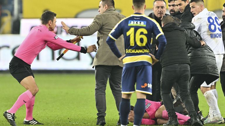 Turquie : un arbitre de football lynché en direct à la TV par un directeur de club, le championnat de première division suspendu