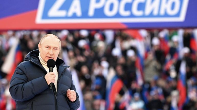 Russie : une fête ultra-patriotique à Moscou et une panne qui interrompt Poutine