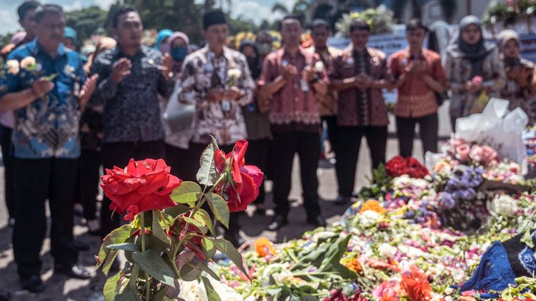 Indonésie : le bilan de la bousculade dans un stade monte à 131 morts selon un nouveau bilan