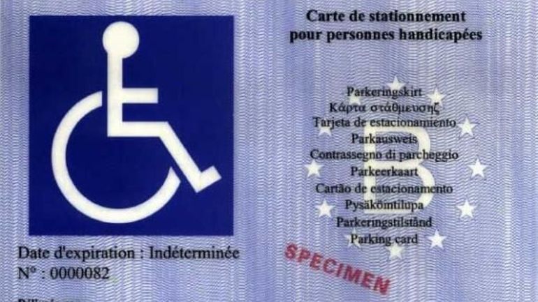 Une carte PMR d'une personne décédée sur la voiture du MR garée devant le domicile de Georges-Louis Bouchez: 