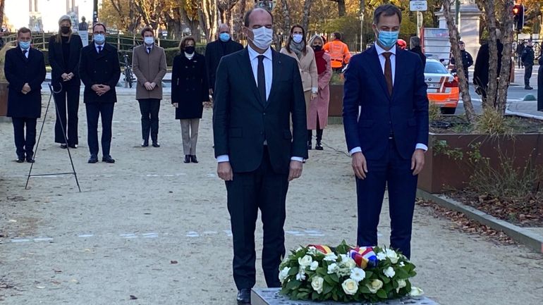Le Premier ministre français Jean Castex se recueille avec Alexander De Croo devant le monument aux victimes des attentats