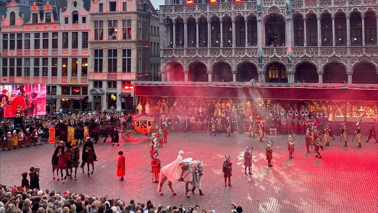 Coup d’envoi de l’Ommegang 2023 sur la Grand-Place de Bruxelles, le batteur des Red Hot Chili Peppers citoyen d’honneur de la ville