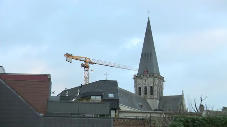 Tempête Eunice à Asse : le clocher de l'église menace de s'effondrer, le centre-ville fermé
