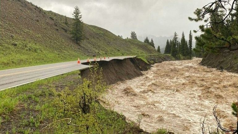 Etats-Unis : le parc national de Yellowstone totalement fermé à cause des inondations et glissements de terrain