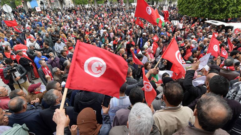Des centaines de Tunisiens manifestent en soutien au président Saied