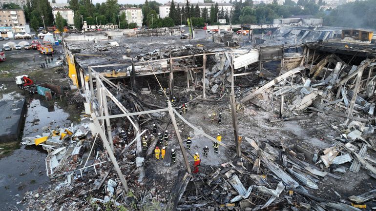 Guerre en Ukraine : la Russie affirme avoir frappé un entrepôt d'armes et non un centre commercial à Krementchouk