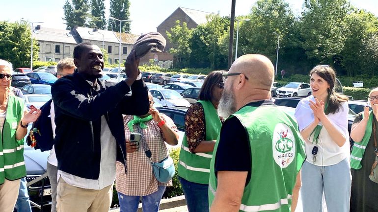 Nivelles : Abdoulaye, travailleur migrant, acclamé par ses collègues lors de son retour à l'hôpital Helora