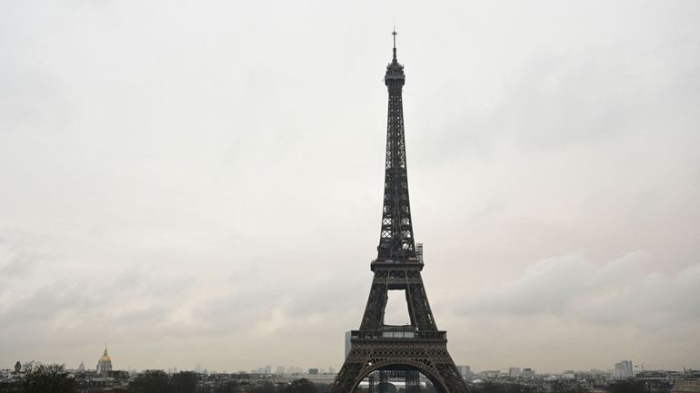 Paris : grâce à une nouvelle antenne, la Tour Eiffel culmine désormais à 330 mètres