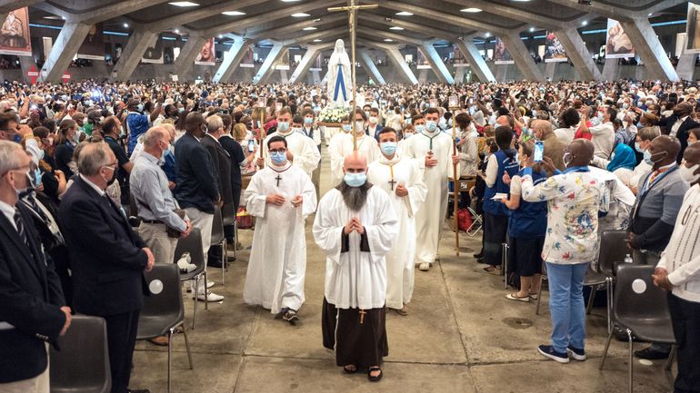 Coronavirus en France : près de 9000 fidèles à Lourdes pour l'Assomption célébrant la 