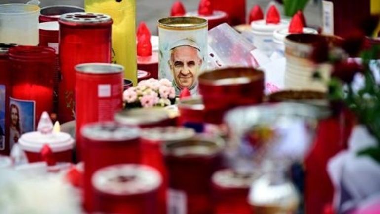 Le pape François hospitalisé appelle à la fin des conflits dans le monde