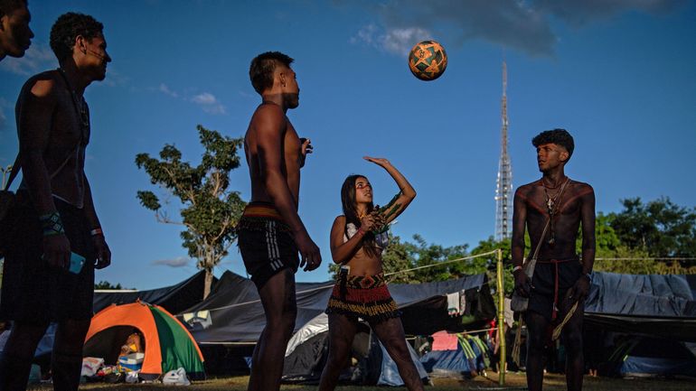 Brésil : des milliers d'indigènes campent à Brasilia pour défendre leurs droits