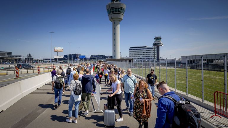 Incapable de gérer l'affluence, l'aéroport d'Amsterdam-Schiphol obligé de refuser les atterrissages de vols européens