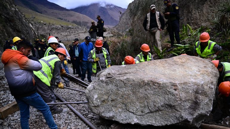 Pérou : le trafic ferroviaire vers le Machu Picchu interrompu par des manifestants, 1400 personnes évacuées et 900 autres bloquées sur le site