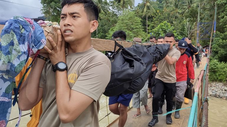 Glissement de terrain en Indonésie : fin des recherches, 15 personnes encore disparues