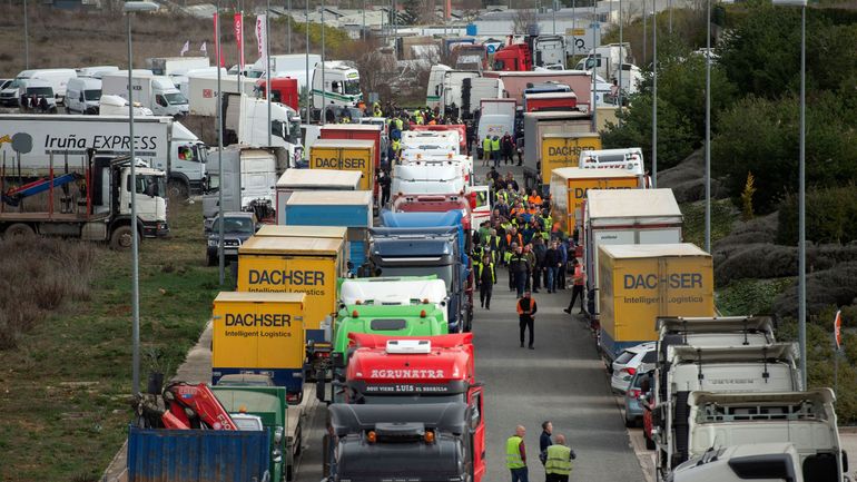 Espagne : le gouvernement débordé par une grève inédite des routiers