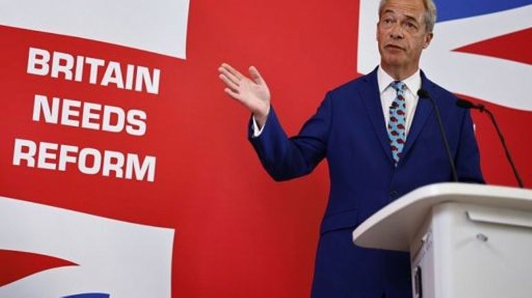 Élections britanniques : Nigel Farage visé par des jets d'objets