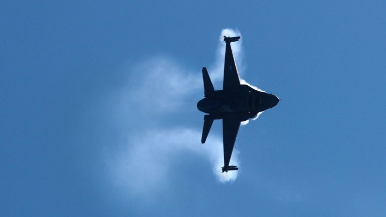 Images impressionnantes d'un avion de chasse F-16 qui s’écrase en Pologne avant un show aérien, le pilote est mort