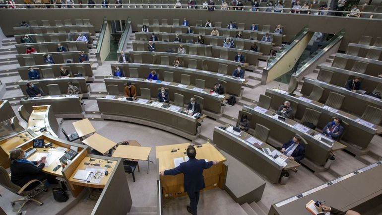 Invasion de l'Ukraine : le Parlement flamand condamne l'agression russe, le PTB s'abstient