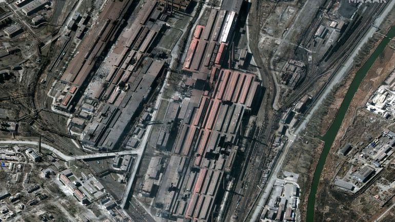 Guerre en Ukraine : la Russie bombarde l'usine Azovstal de Marioupol, un millier de civils retranchés