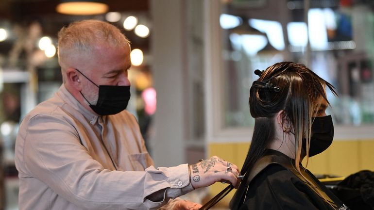En Grande-Bretagne, les coiffeurs recyclent des cheveux pour nettoyer les océans