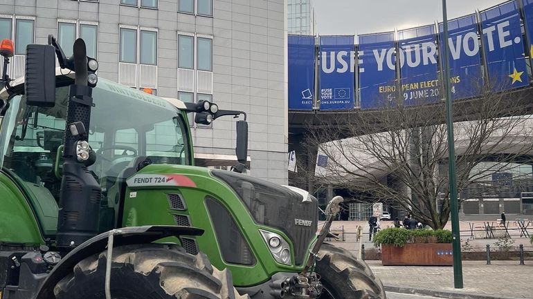 Manifestation des agriculteurs ce mardi : plus de 250 tracteurs bloquent la rue de la Loi, perturbations autour du ring de Bruxelles