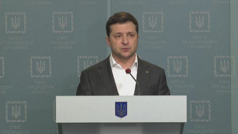 Zelensky annonce que l'Ukraine rompt ses liens diplomatiques avec la Russie et appelle la population à prendre les armes