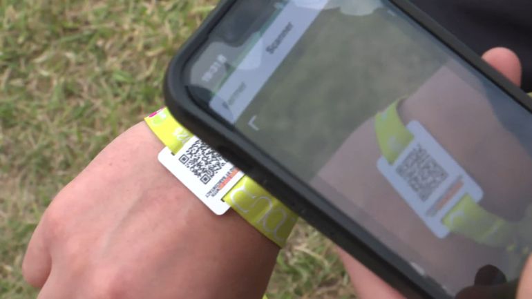 Remboursement des bracelets cashless dans les festivals : une pratique payante dénoncée par Test-Achats
